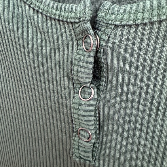 Hollister Ribbed Baby Tee - Picture 4 of 5